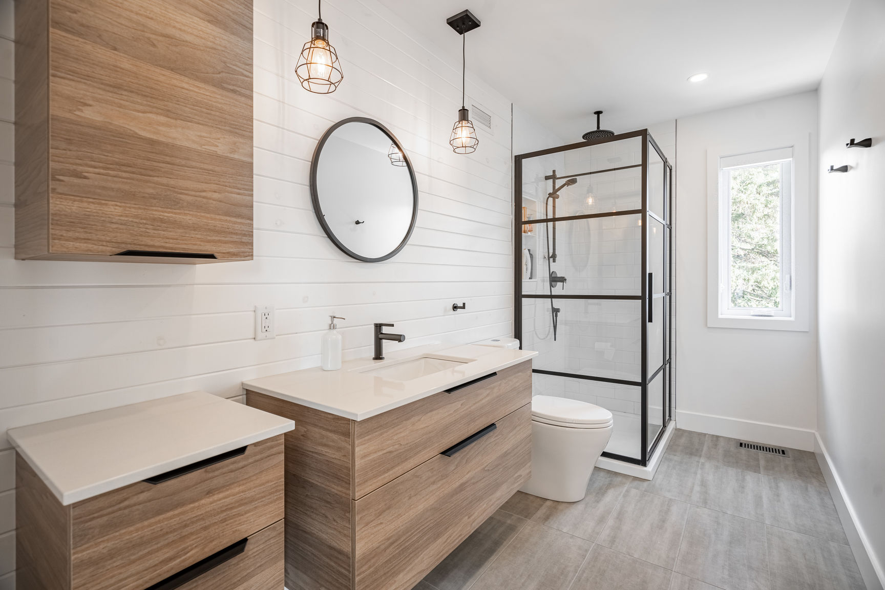 Magnifique salle de bain moderne avec douche vitrée aux accents noirs