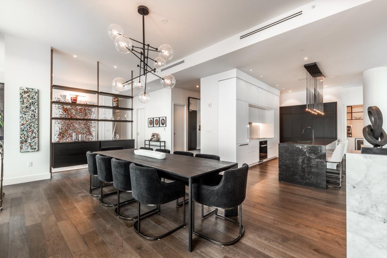 Salle à manger avec grande table en bois et luminaire suspendu en globes de verres