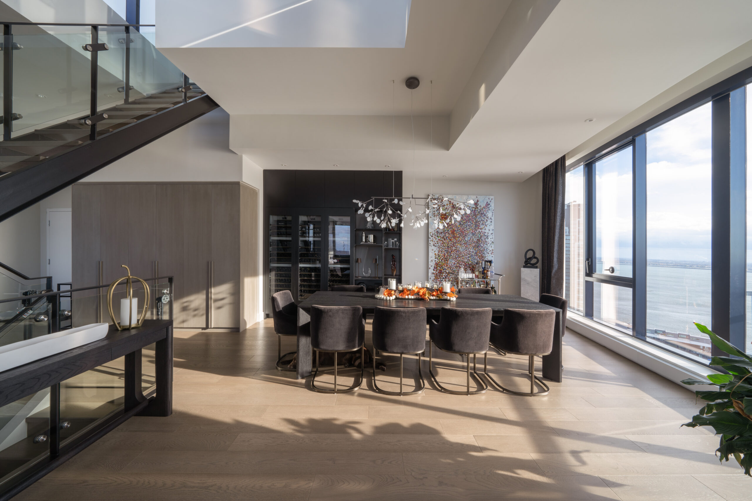 Grande salle à manger sous mezzanine avec chaises et table noires